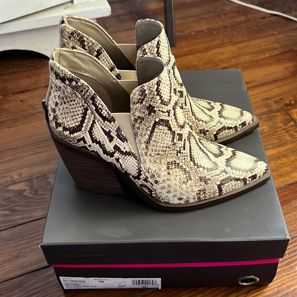 Vince camuto size 7 Gradina snake booties